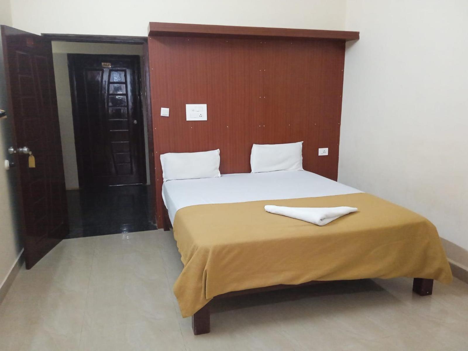 Grand Jp Inn Near 2 Km From Gundlupet Bus Stand Ngoại thất bức ảnh
