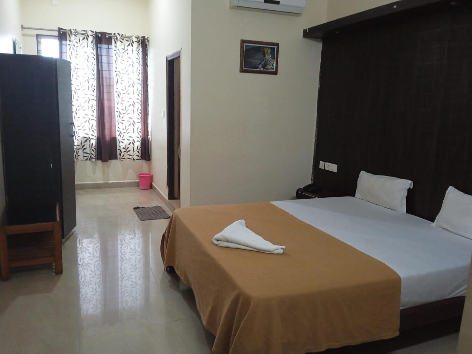 Grand Jp Inn Near 2 Km From Gundlupet Bus Stand Ngoại thất bức ảnh